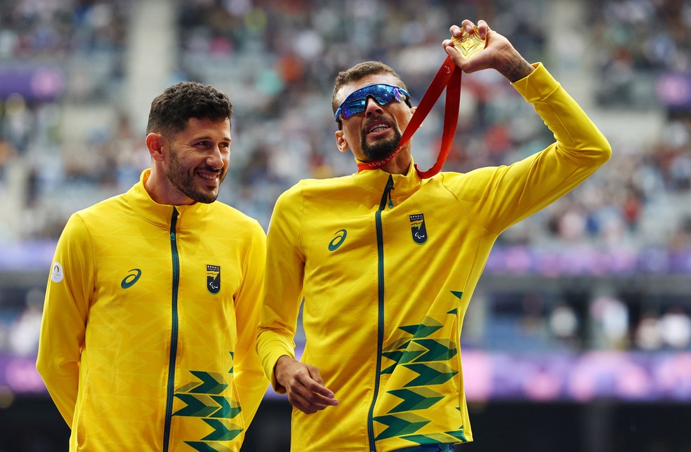 Julio Cesar comemora ouro com guia nas Paralimpíadas — Foto: Reuters