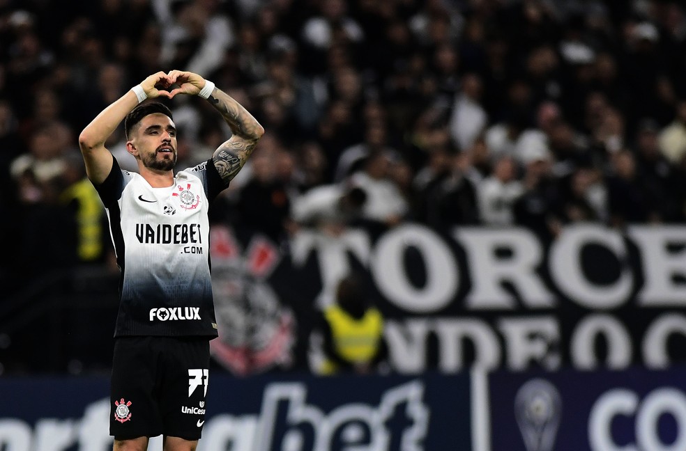 Igor Coronado comemora o gol anotado contra o Racing — Foto: Marcos Ribolli