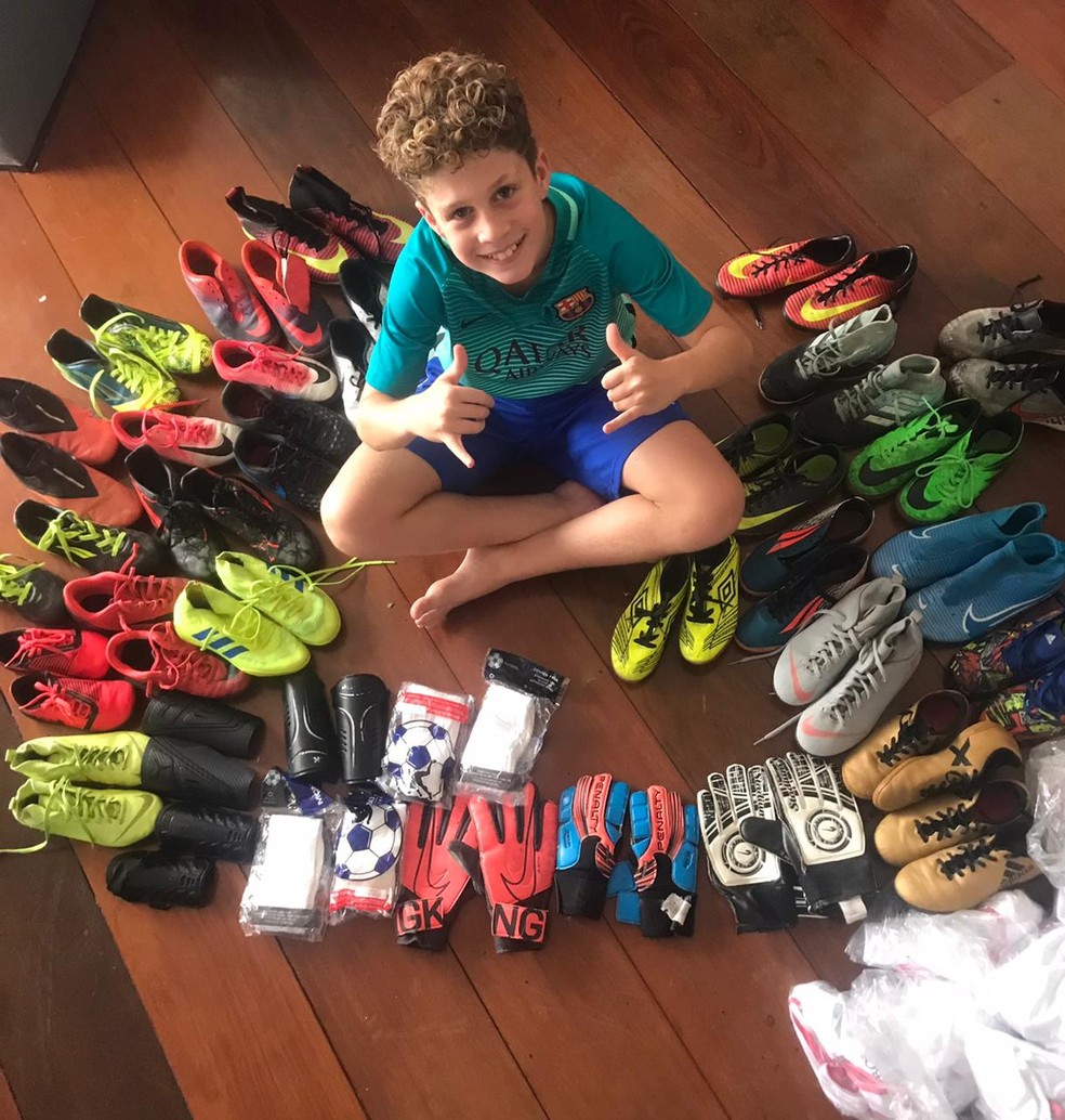 Criança de 10 anos faz ação solidária para arrecadar chuteiras a quem tem  sonho de ser jogador de futebol, santos e região