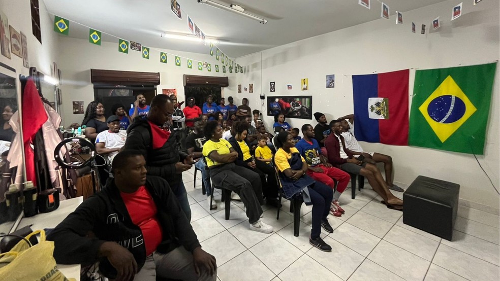 Torcida na barbearia acompanha jogo entre Brasil e Haiti