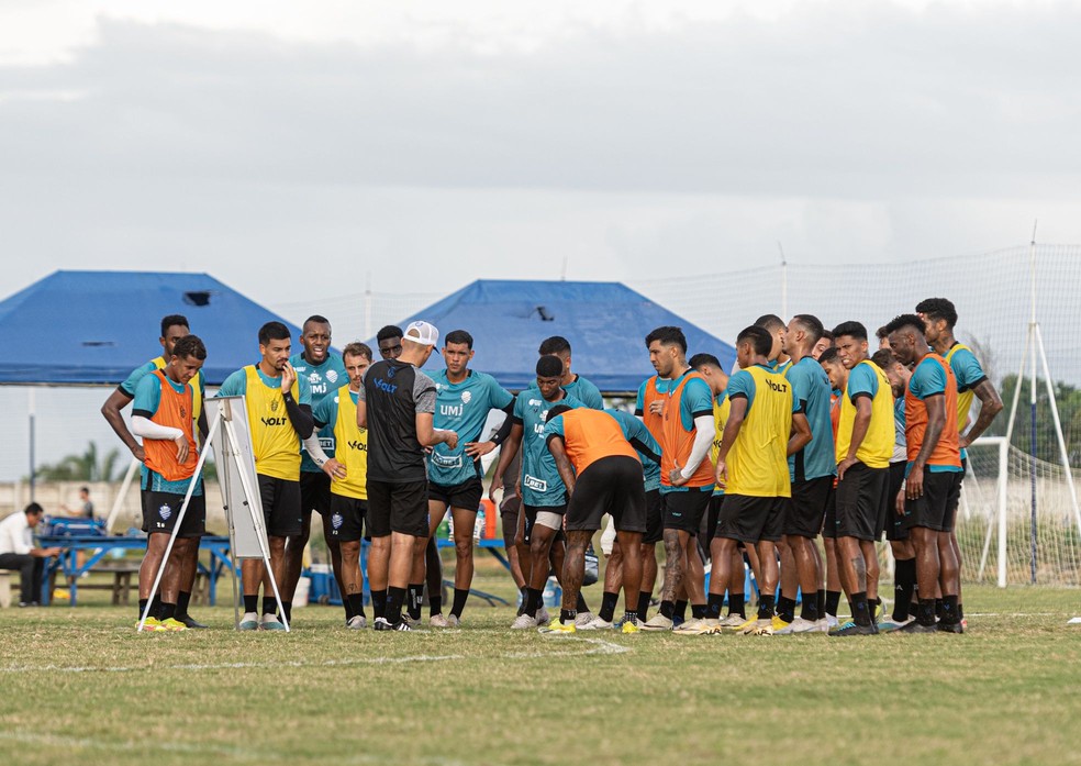 Higo Magalhães explica atividade aos jogadores do CSA — Foto: Allan Max/Ascom CSA