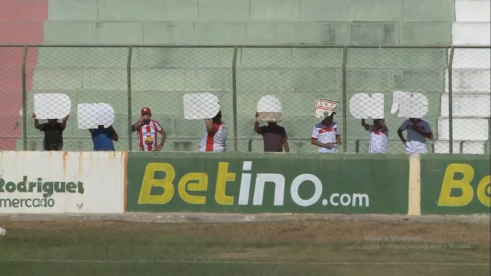 Torcedores do Esporte de Patos se escondem do sol com caixas de papelão — Foto: Reprodução / TV Cabo Branco