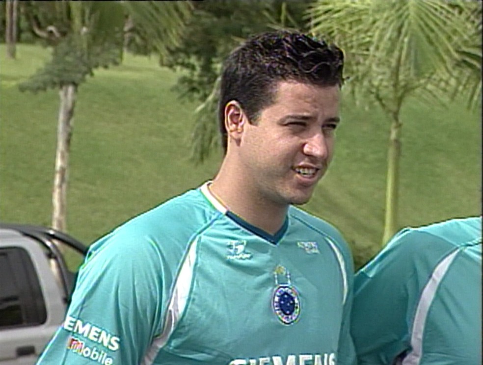 Fábio, goleiro do Cruzeiro sendo apresentado em 2005 — Foto: Reprodução/TV Globo Minas