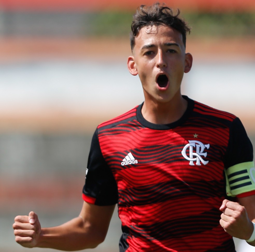 Carbone era capitão do time sub-17 do Flamengo
