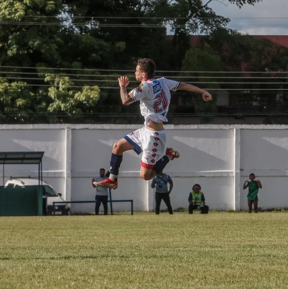 Erick, atacante ex-Barcelona, comemora primeiro gol pelo Porto Velho — Foto: Leandro Morais