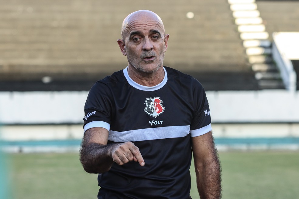 Itamar Schülle, técnico do Santa Cruz, em treino da equipe no Arruda — Foto: Evelyn Victoria