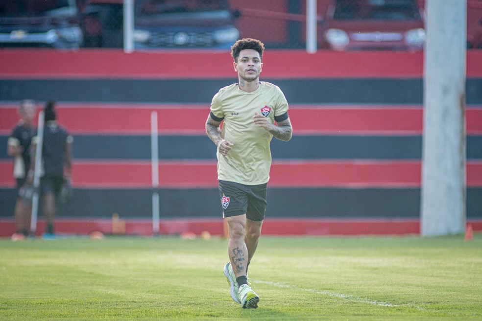 Matheusinho durante treino no Vitória — Foto: Victor Ferreira/EC Vitória