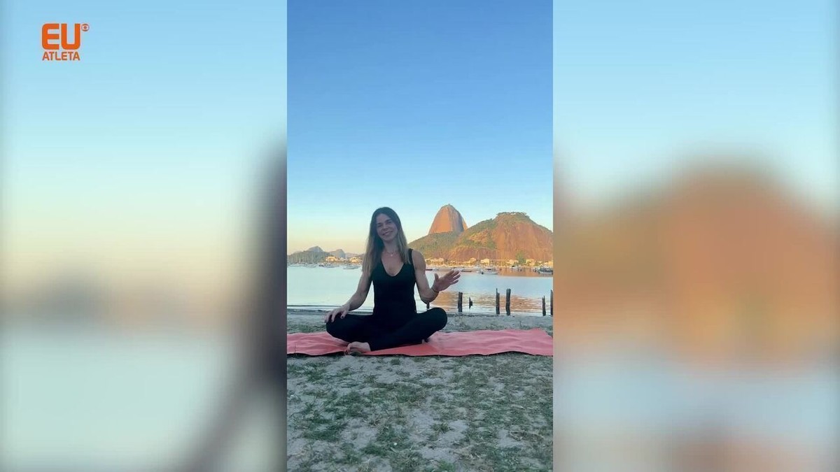 Homem meditando em siddhasana meditação de ioga para relaxamento