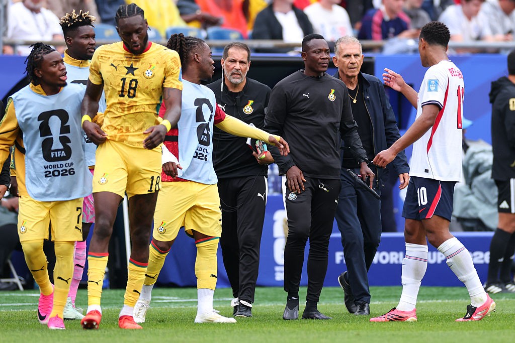 Técnico de Gana discute com Bellingham durante intervalo; assista