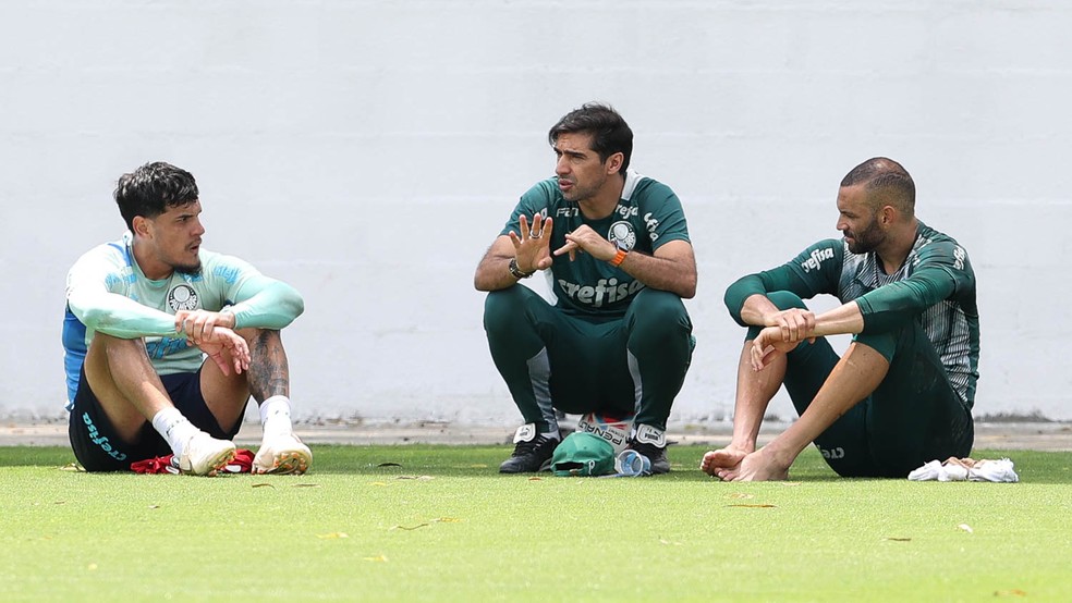Abel Ferreira conversa com Gustavo Gómez e Weverton na Academia de Futebol — Foto: Cesar Greco/Palmeiras
