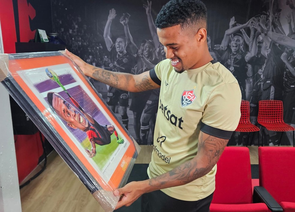 Alerrandro recebe quadro por golaço de bicicleta — Foto: Renan Pinheiro