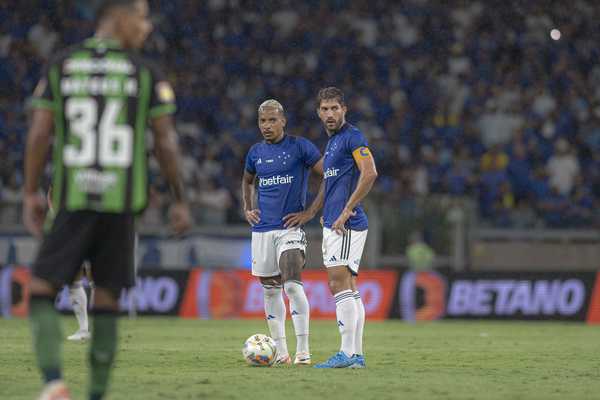 Cruzeiro perde invencibilidade após controversa decisão de pênalti; lance em disputa.