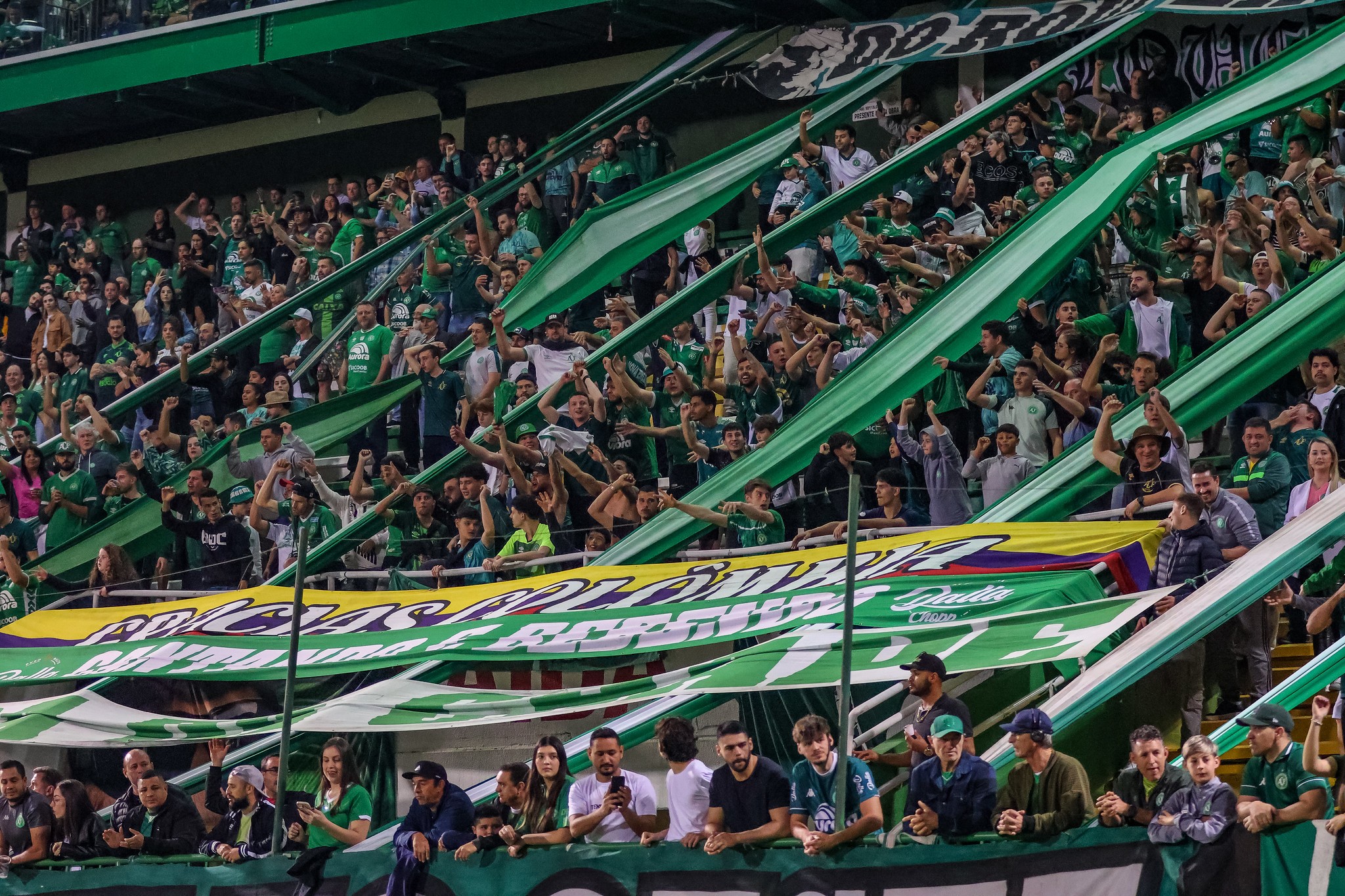 Chapecoense e Corinthians: Um Duelo de Estratégias Opostas no Brasileirão