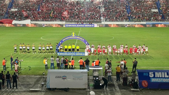 Jogadores de CRB e Criciúma perfilados para o Hino Nacional Brasileiro