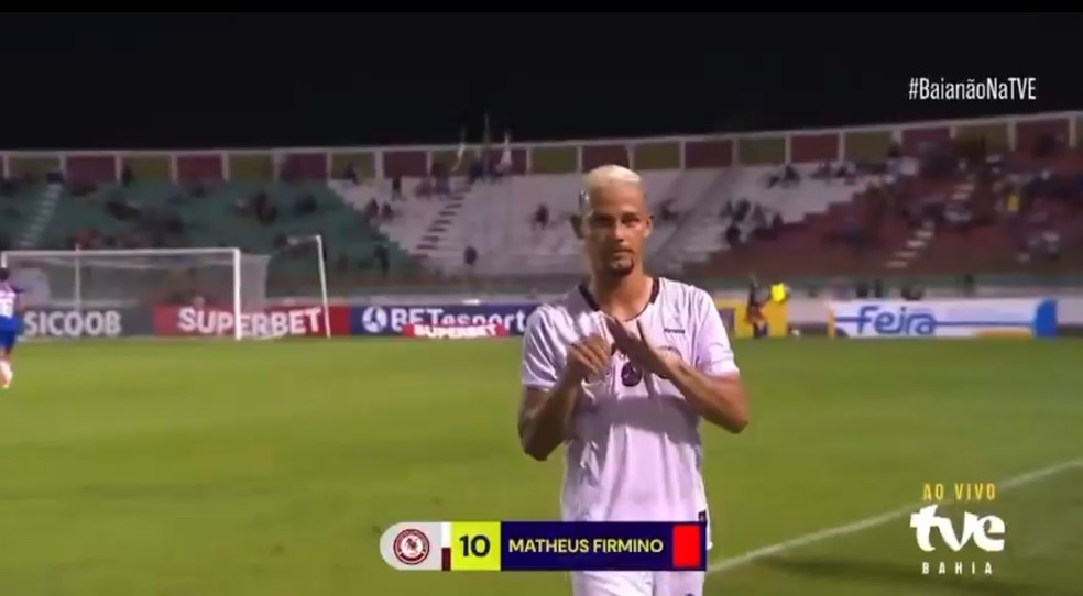 Matheus Firmino deixa o campo após ser expulso por peteleco em Jacuipense x Bahia e faz sinal de "roubo" — Foto: Reprodução/TVE