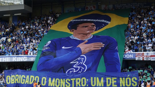 Thiago Silva recebe homenagens e ouve pedidos para ficar no Chelsea