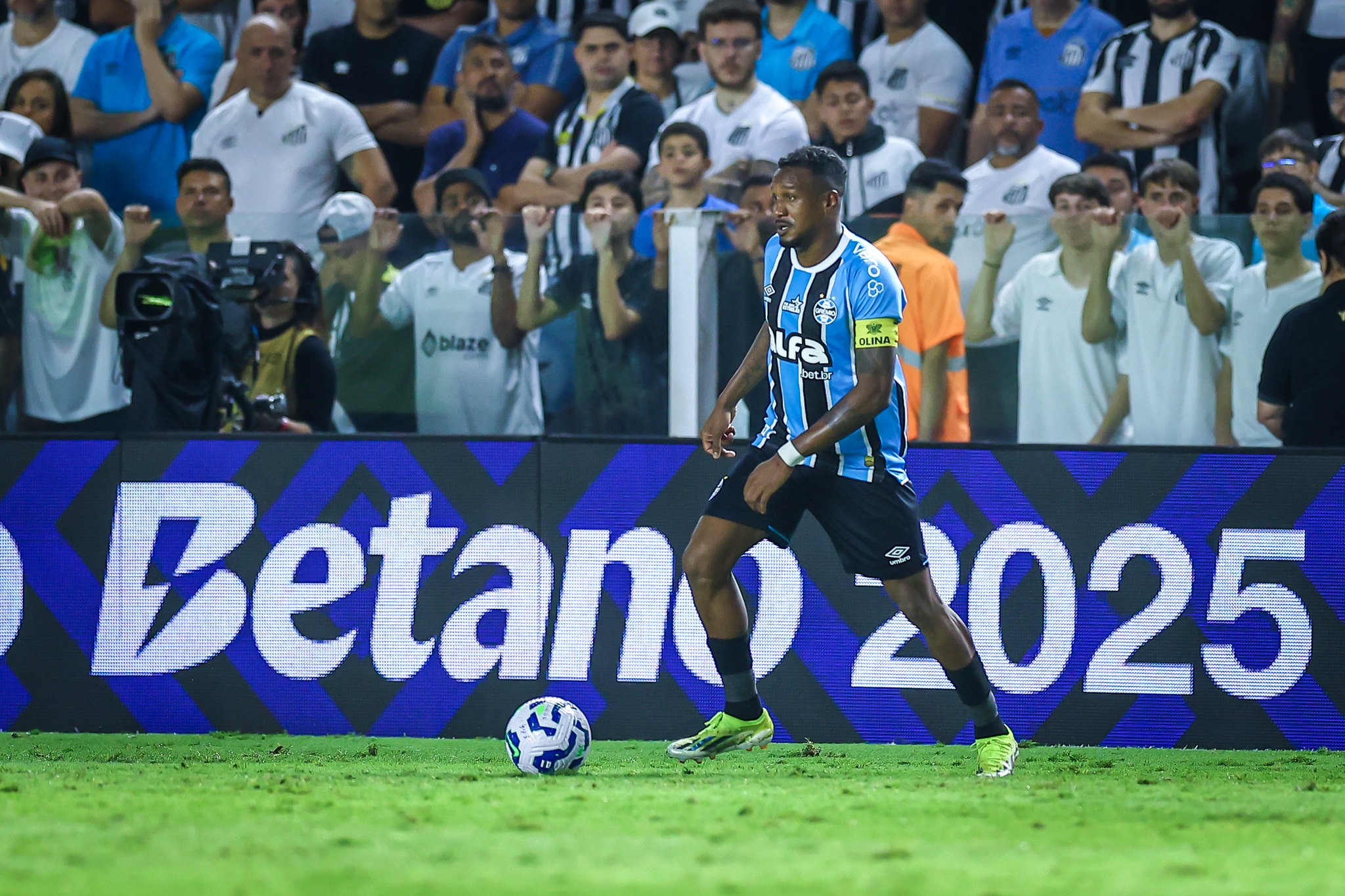 Grêmio encaminha renovação com Edenilson; veja o tempo de contrato