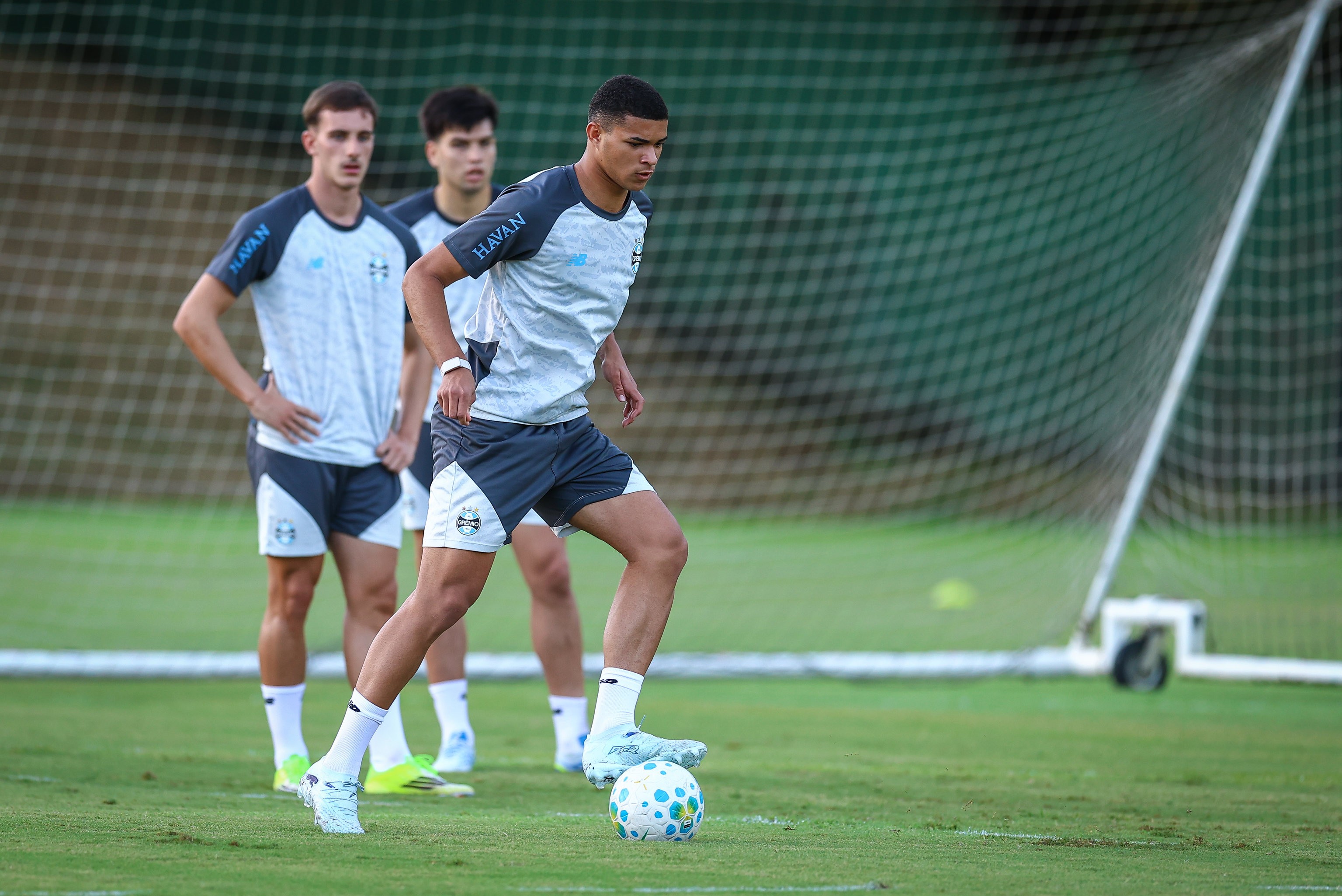 Grêmio: zagueiro aguarda chance após parceiros da base terem sequência | Ge