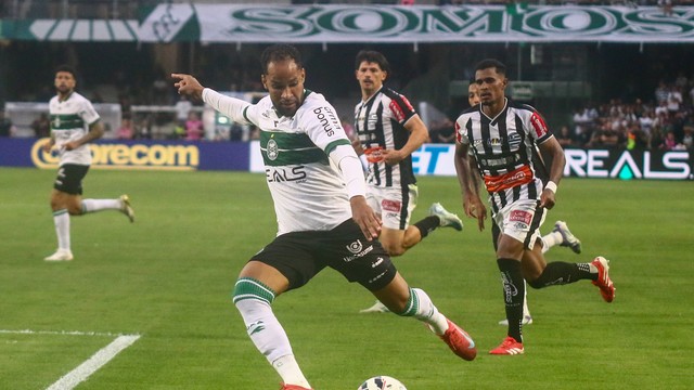 Everaldo em lance de Coritiba x Athletic