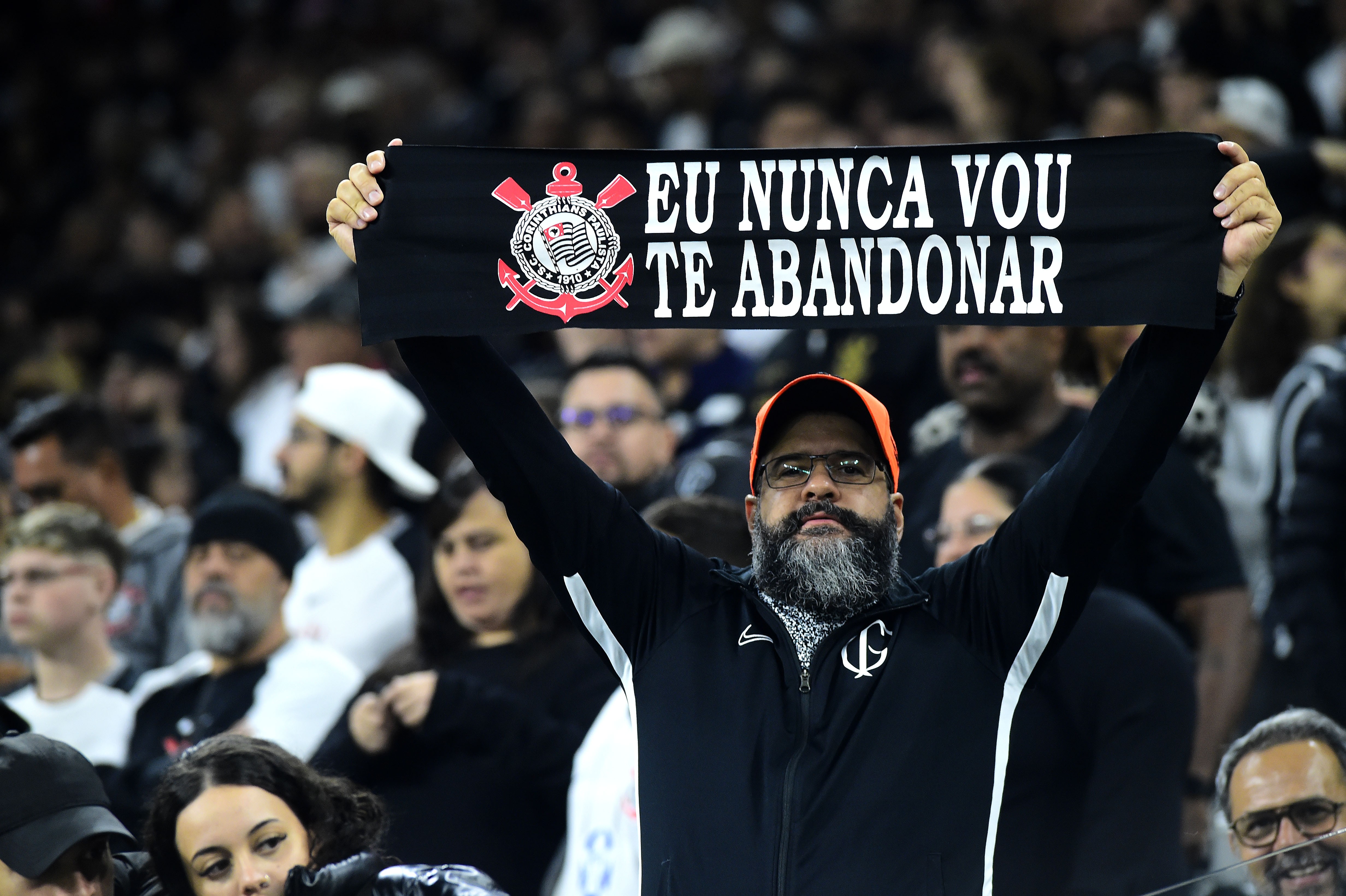 QUAL SUA OPINIÃO? Torcida do Corinthians protesta após empate em jogo fraco