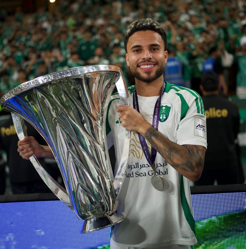 Alexsander, ex-Fluminense, foi campeão da Champions da Ásia — Foto: Al-Ahli