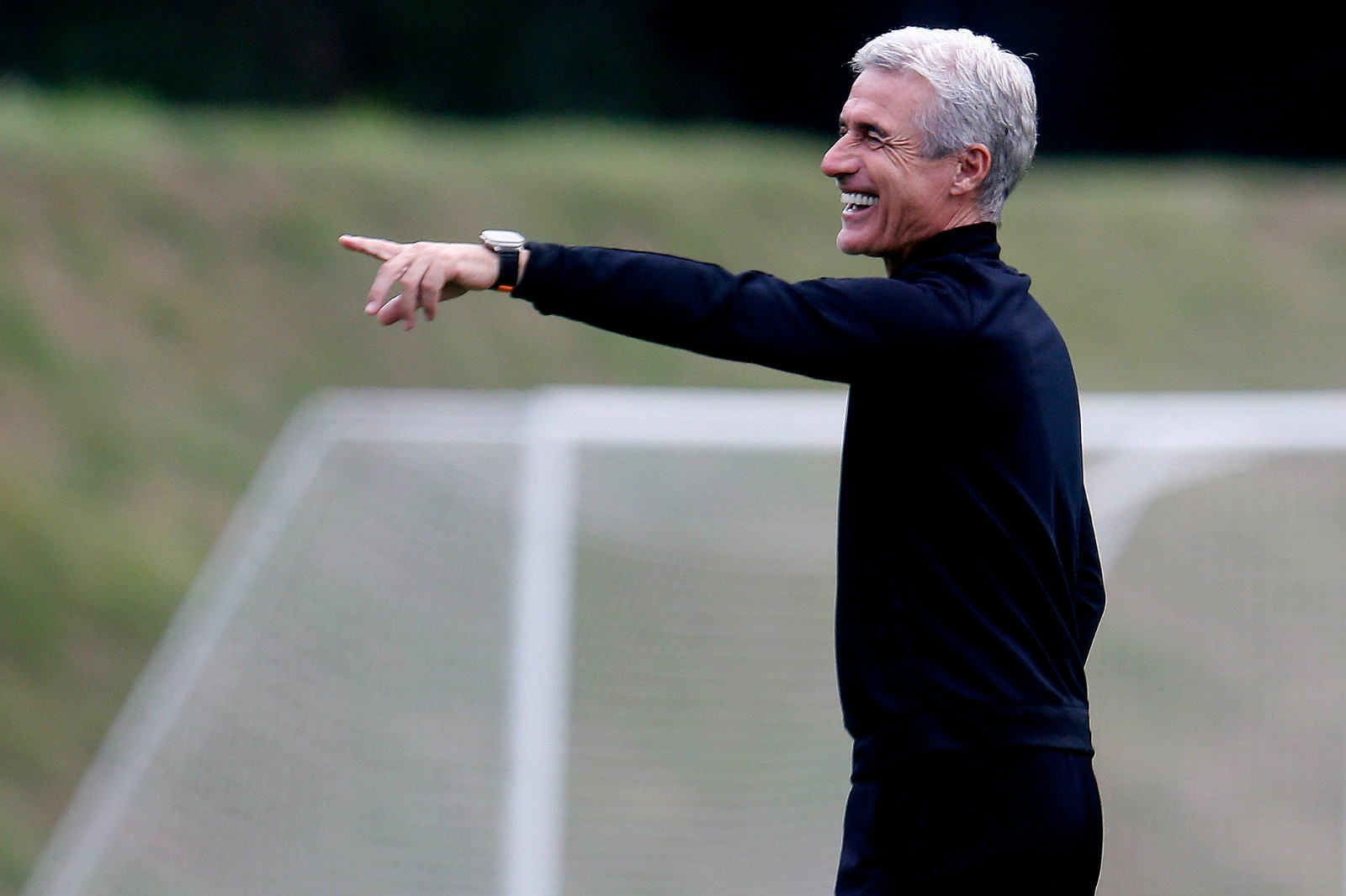 Grêmio negocia com Luís Castro para substituir Mano Menezes no comando.