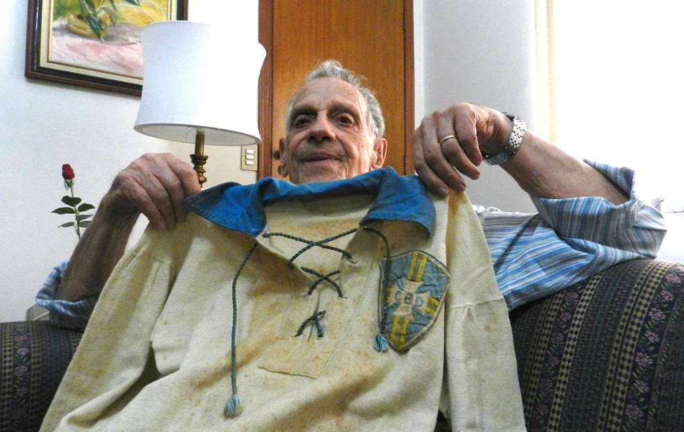 Amilcar Barbuy Filho com memória do pai, ao lado da camisa