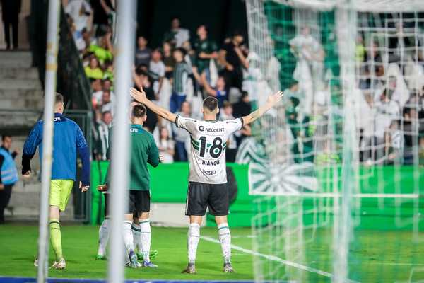 Atuações do Coritiba: Matheus Bianqui se destaca com gol e evita