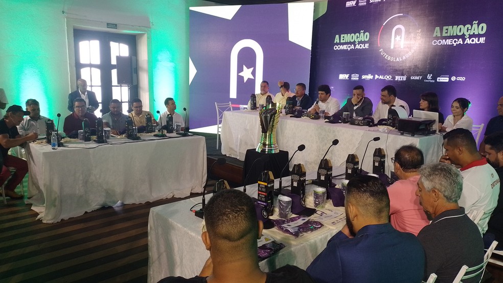 Dirigentes e diretores da FAF no arbitral da Copa Alagoas — Foto: Leonardo Freire / ge