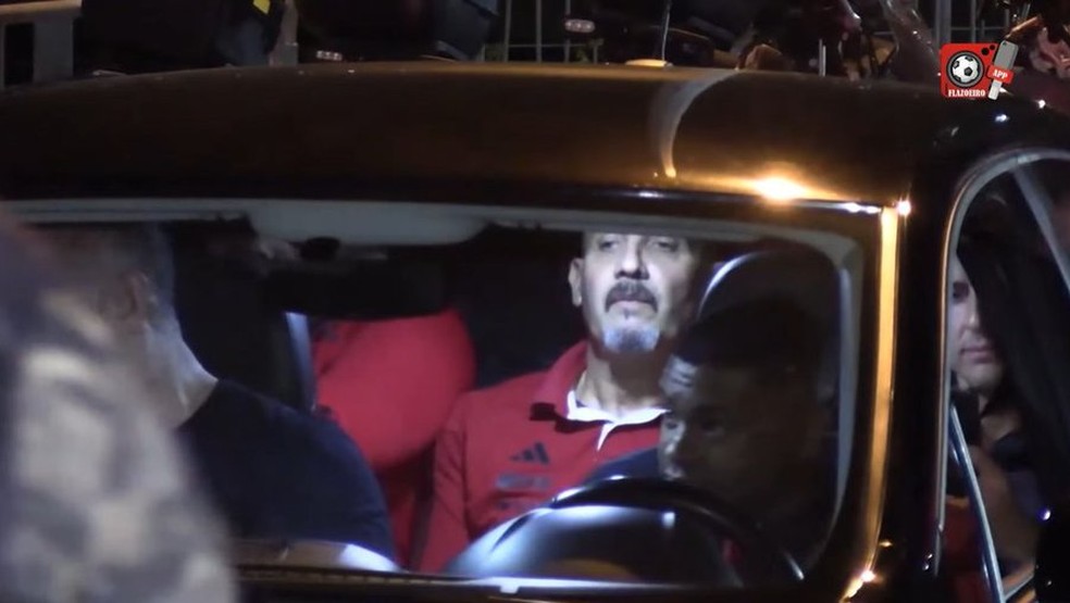 Preparador Pablo Fernández indo para a delegacia após agredir Pedro depois de Atlético-MG x Flamengo — Foto: Wesley Ramon / Flazoeiro TV