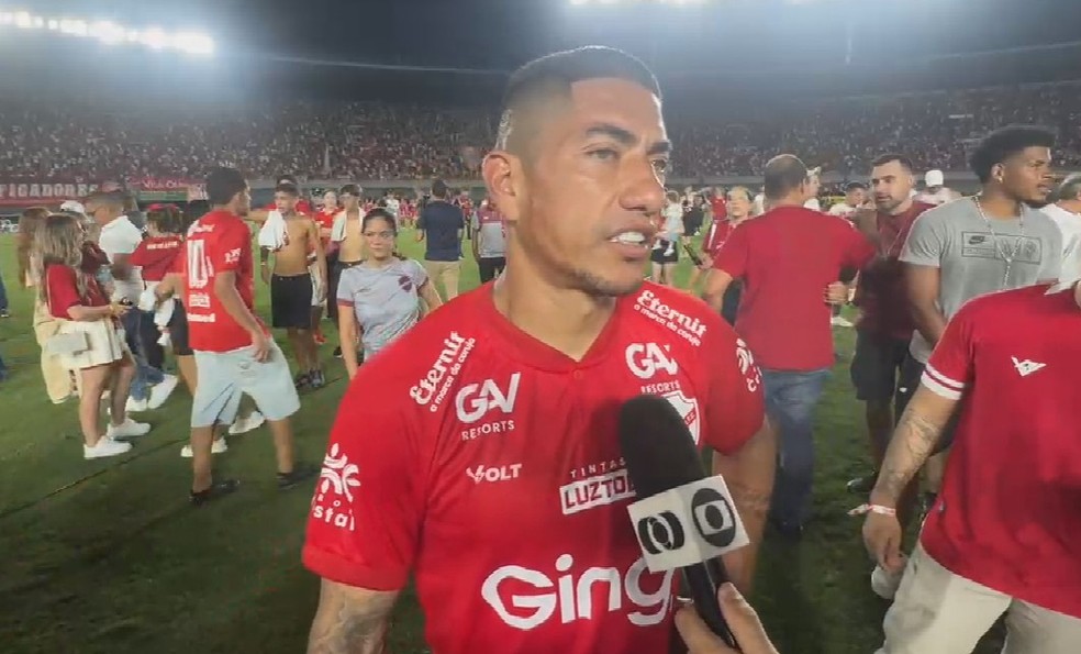 Ralf no gramado do Serra após o título do Goianão — Foto: Reprodução/TV Anhanguera