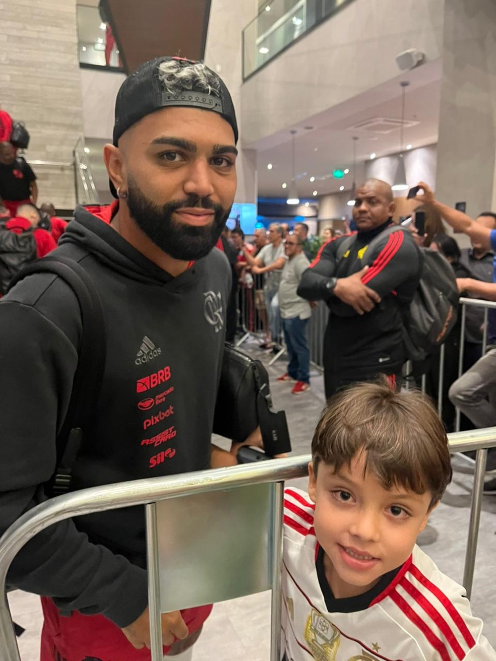 Gabigol para e tira foto com Dudu — Foto: Arquivo Pessoal