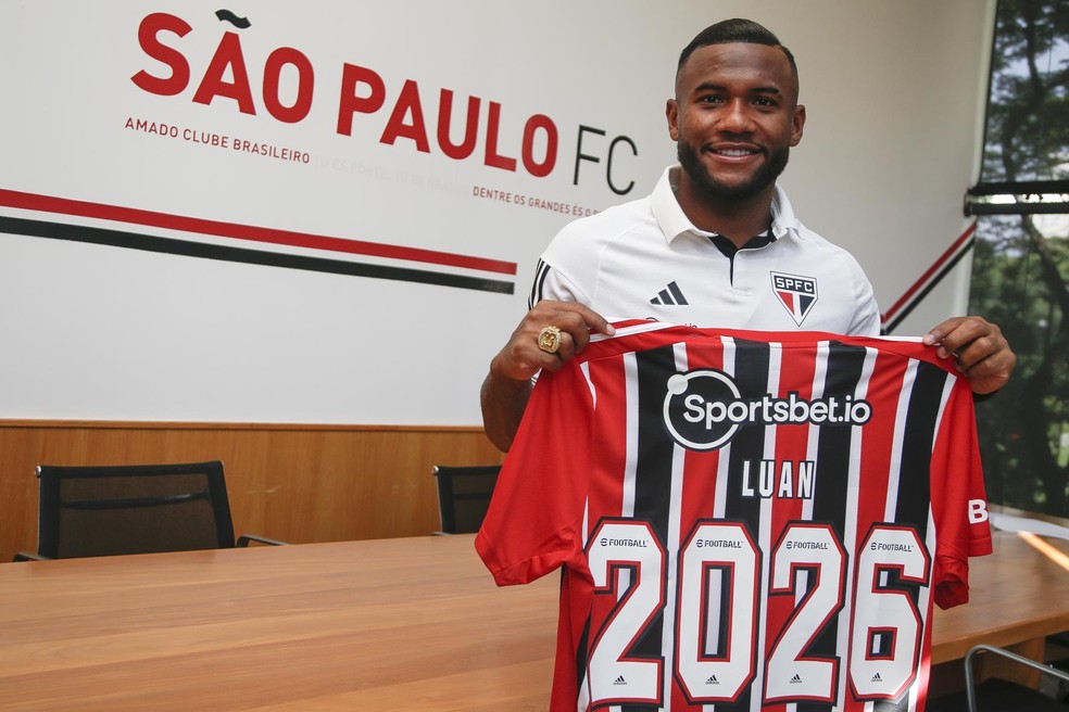 Luan assinou novo acordo com o São Paulo neste sábado — Foto: Miguel Schincariol/saopaulofc.net