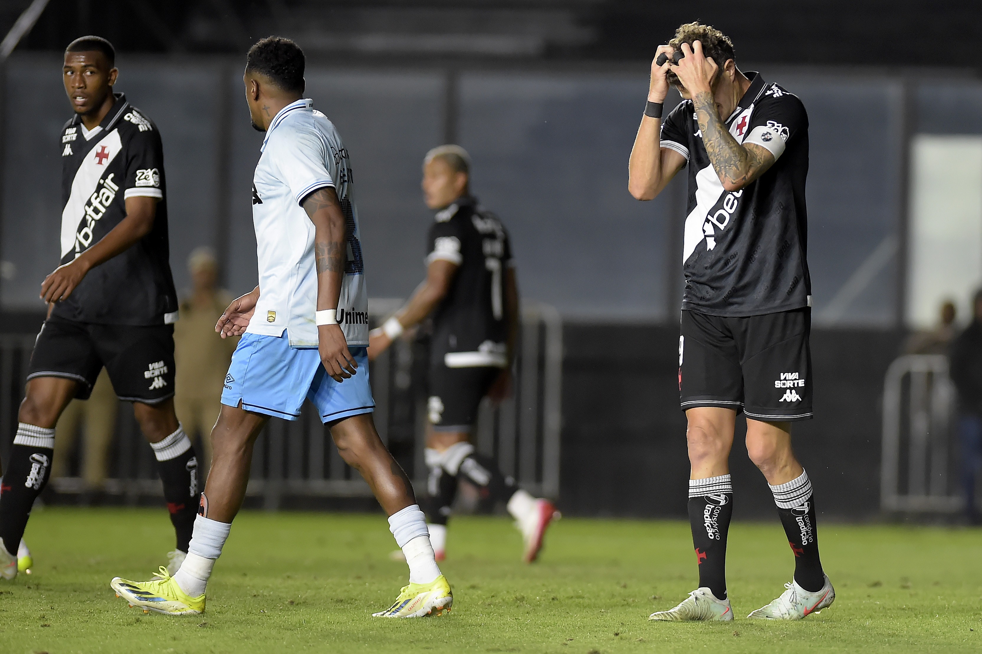 Tensão e Defeitos Evidenciados no Empate Entre Vasco e Grêmio