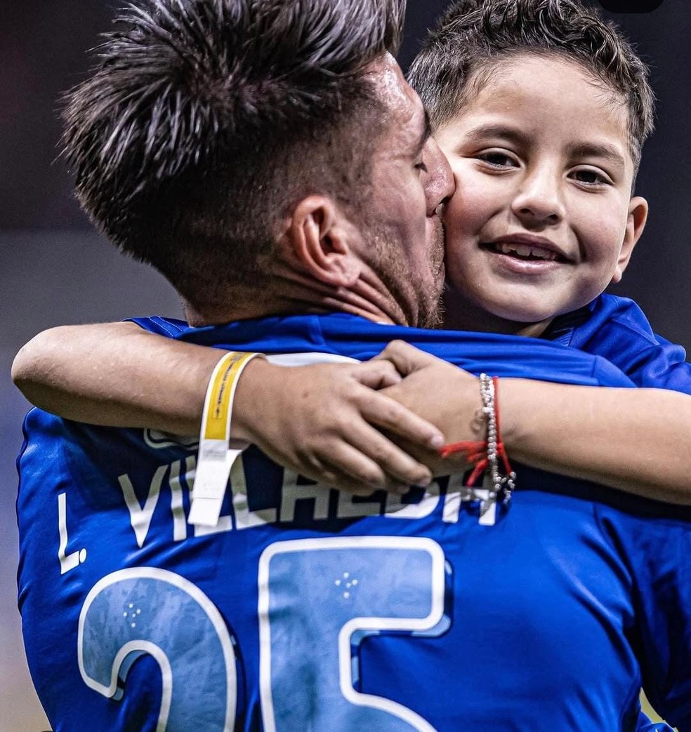Villalba com o filho Eric em um jogo do Cruzeiro