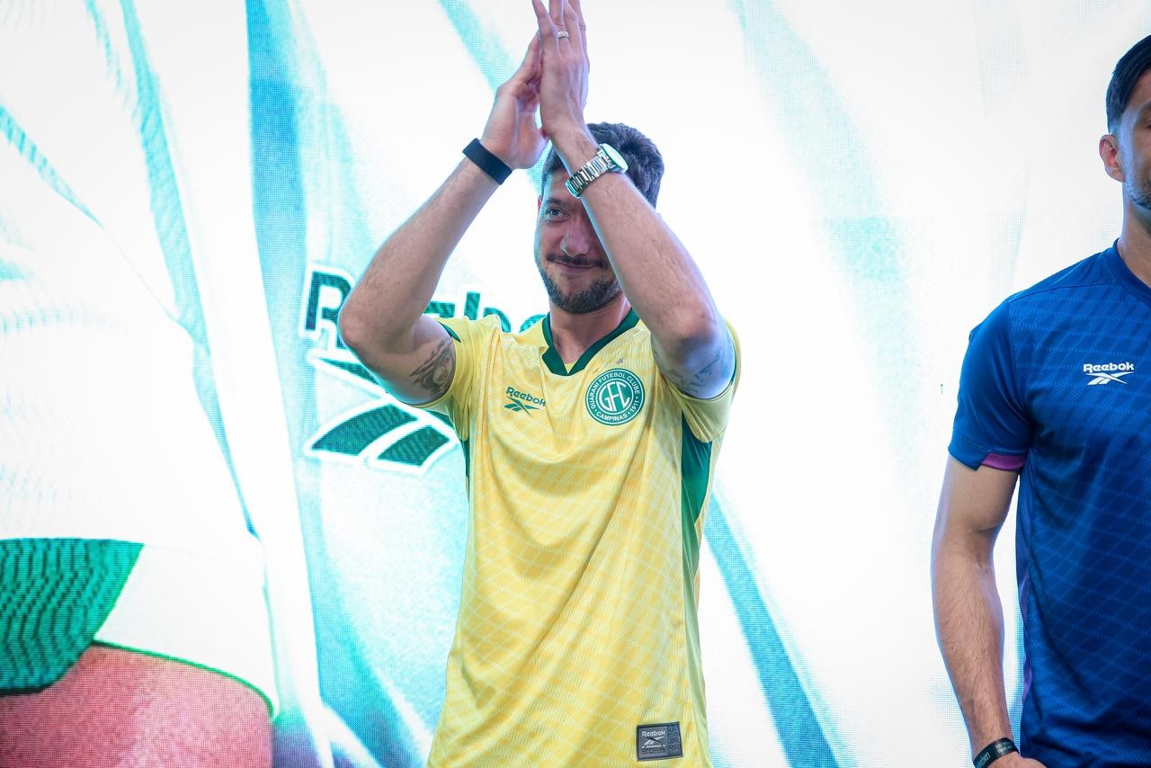 Jogadores do Guarani em partida de futebol