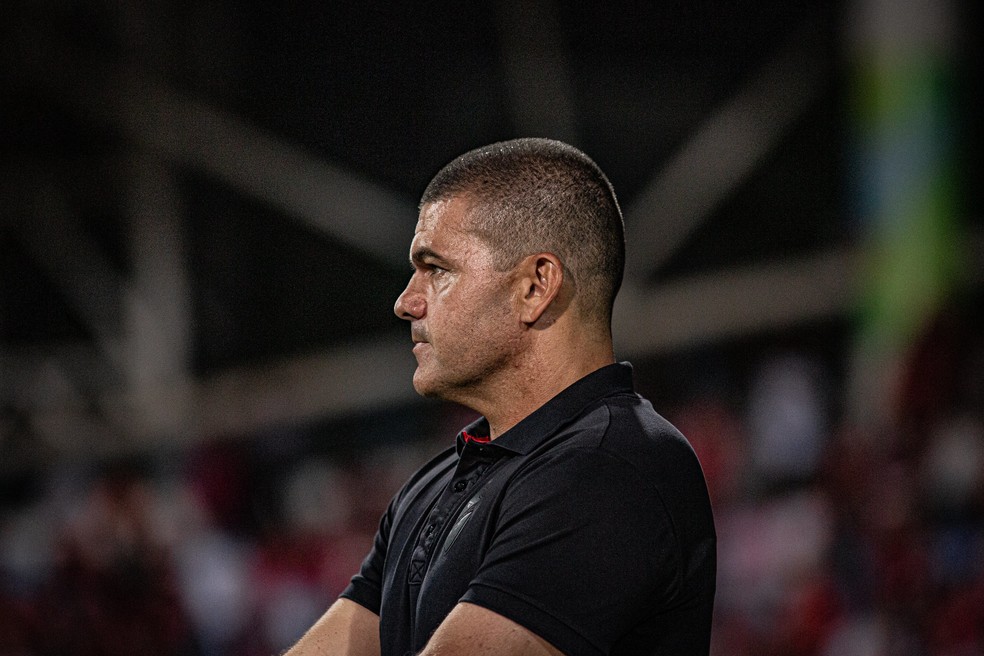 Umberto Louzer é demitido do Vila Nova — Foto: Roberto Corrêa/VNFC