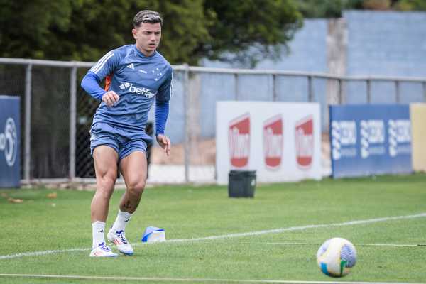 Cruzeiro realiza treino parcial em campo e tem ausências para enfrentar Corinthians.