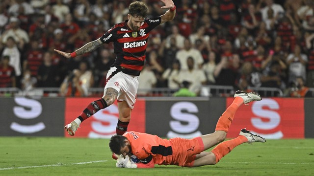 Léo Pereira divide com Cleiton na partida entre Flamengo e Bragantino