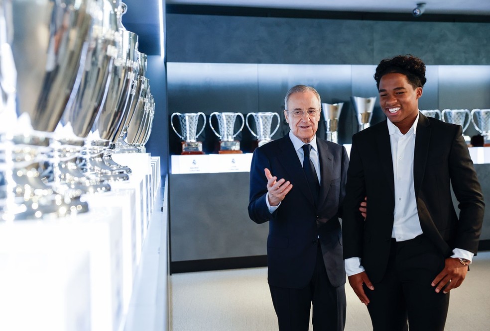 Endrick caminha pela sala de troféus do Real Madrid ao lado presidente Florentino Pérez — Foto: Antonio Villalba/Real Madrid
