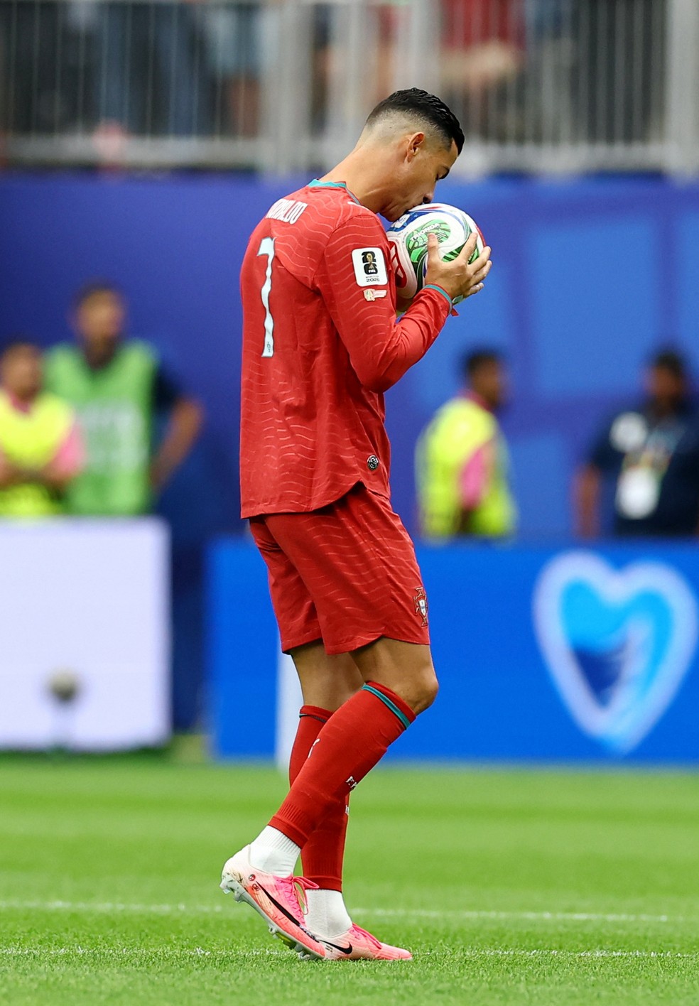 Cristiano Ronaldo beija a bola na estreia de Portugal na Copa do Mundo — Foto: Reuters
