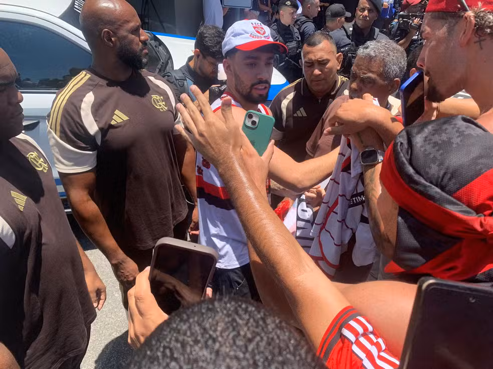 Paquet� � recebido com festa pela torcida do Flamengo � Foto: T�baro Schmidt
