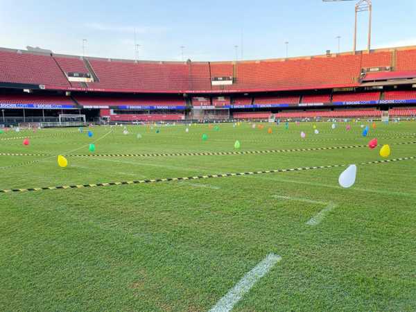 São Paulo espalha bexigas no Morumbi em ação de marketing criativa.