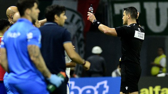 Árbitro relata arremesso de garrafa que atingiu Cássio, e Palmeiras pode perder até 10 mandos 