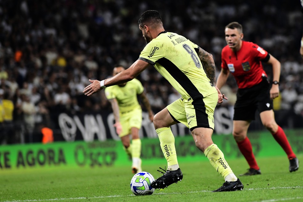 Renato Augusto em Corinthians 1x0 Botafogo — Foto: Marcos Ribolli