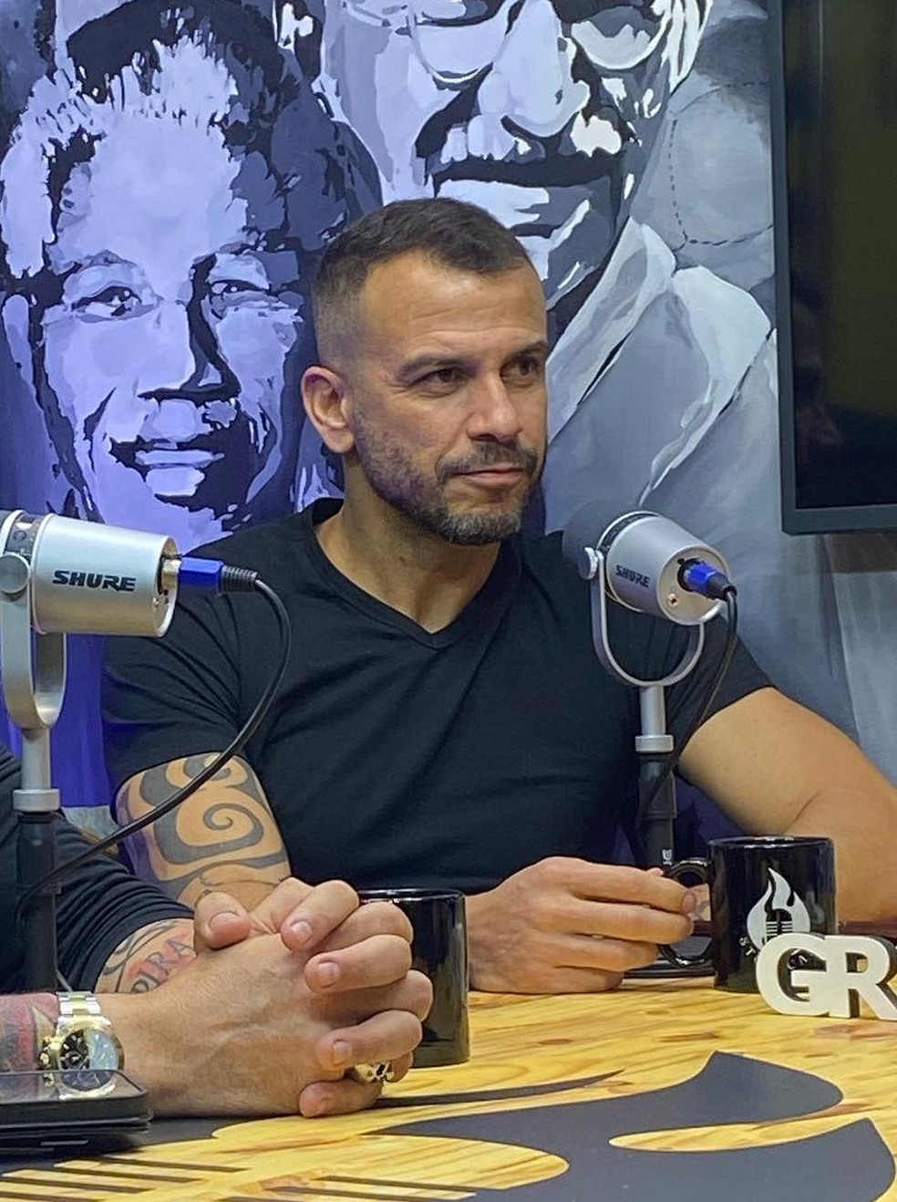 Ex-zagueiro Fernando, ex-Flamengo, virou apresentador de podcast — Foto: Divulgação / Storicast