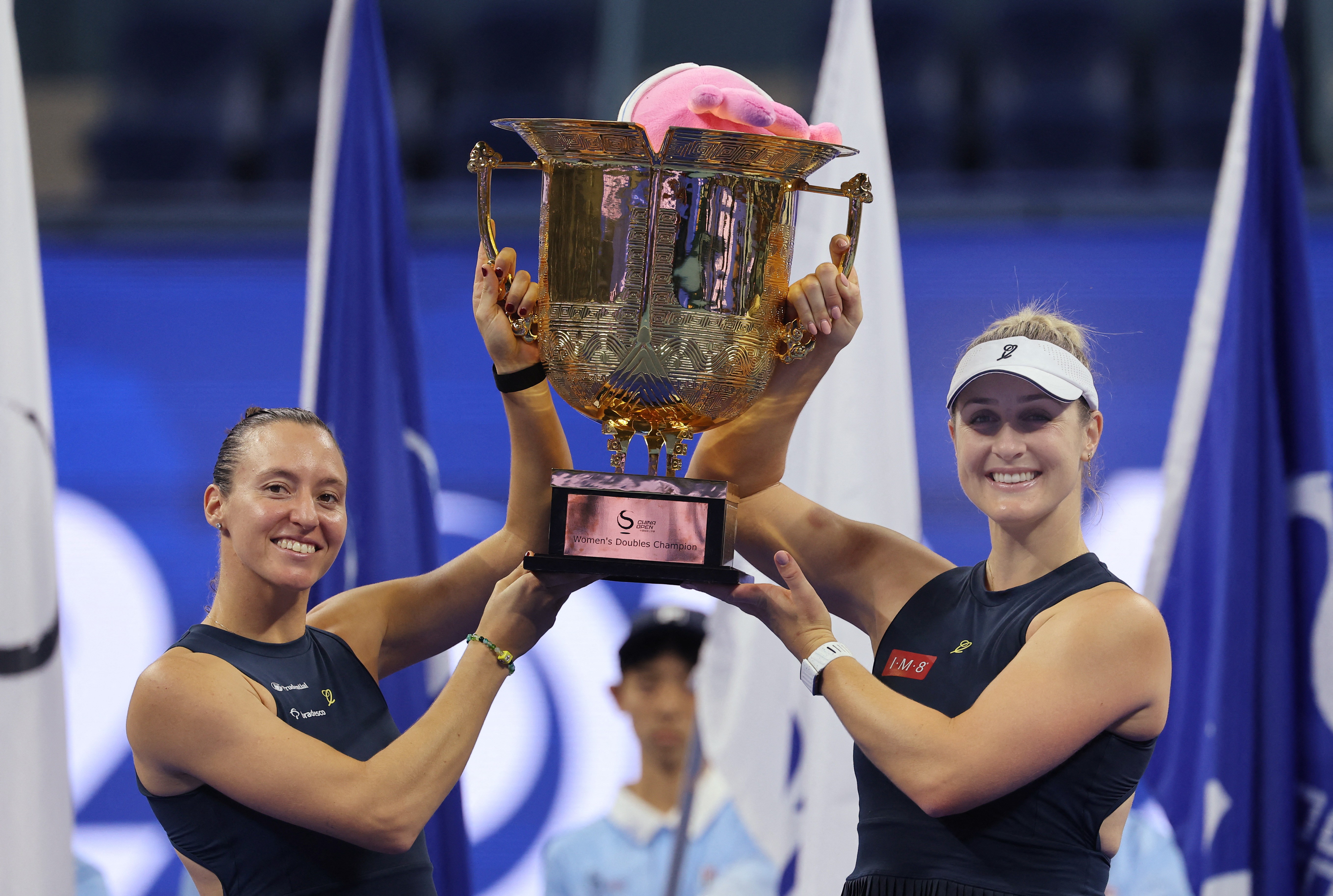 Luisa Stefani e Gabriela Dabrowski vencem dupla da líder do ranking e são campeãs em Pequim