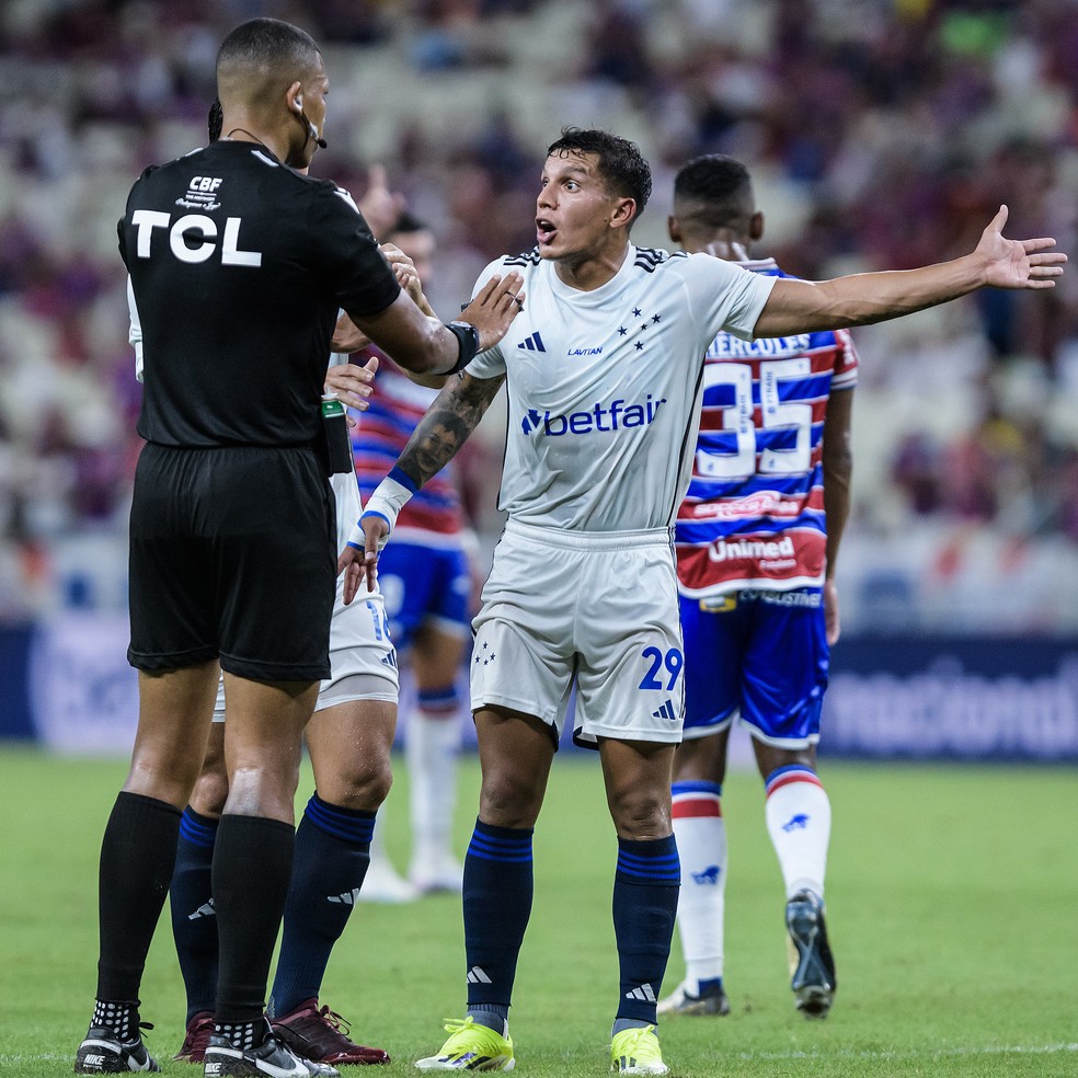 Lucas Romero reclama com arbitragem — Foto: Gustavo Aleixo/Cruzeiro