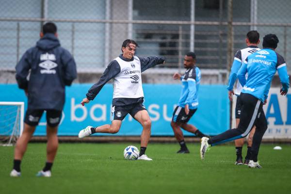 Geromel se aproxima de retorno no Grêmio em busca de sequência até o fim da temporada