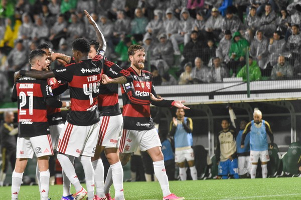 Flamengo está invicto em gramados artificiais em 2026 e prepara dossiê a CBF contra o gramado